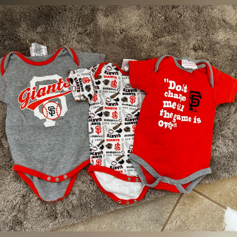 Genuine Merchandise Giants Bodysuit Set - Red, Gray, White